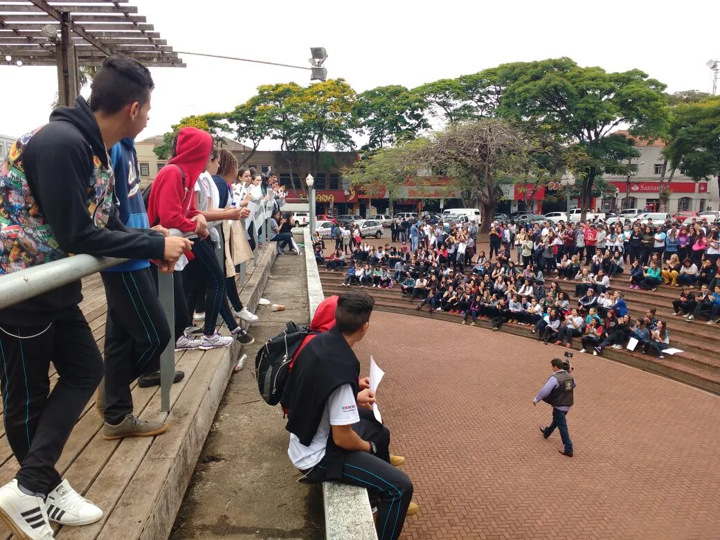 Alunos de Apucarana protestam contra a reforma do ensino médio
