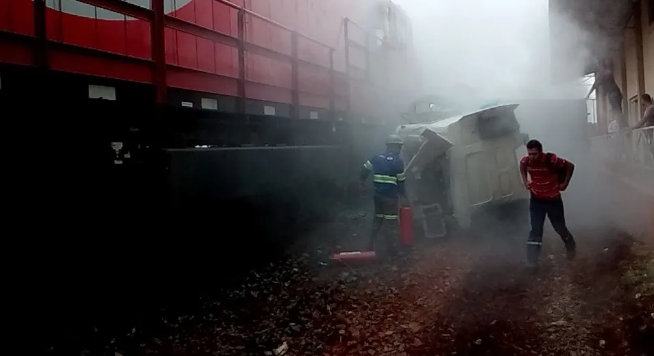 Colisão entre trem e caminhão deixa duas pessoas feridas