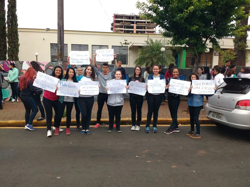 Alunos de Apucarana protestam contra a reforma do ensino médio