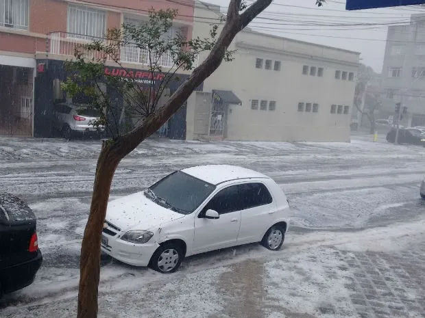 Temporal com granizo deixa ruas de Curitiba cobertas de gelo