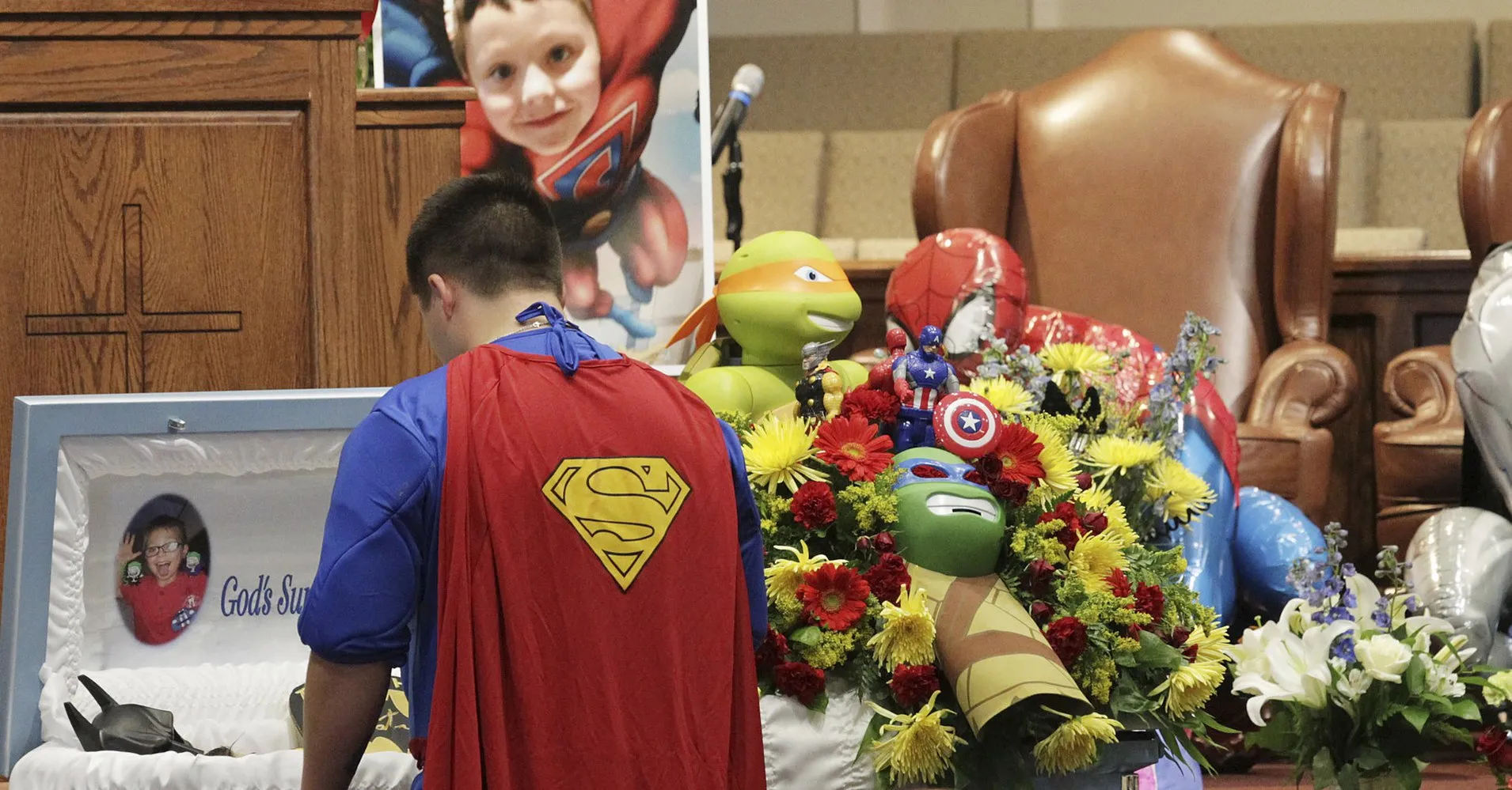 Funeral de menino morto a tiro tem participantes vestidos de super heróis