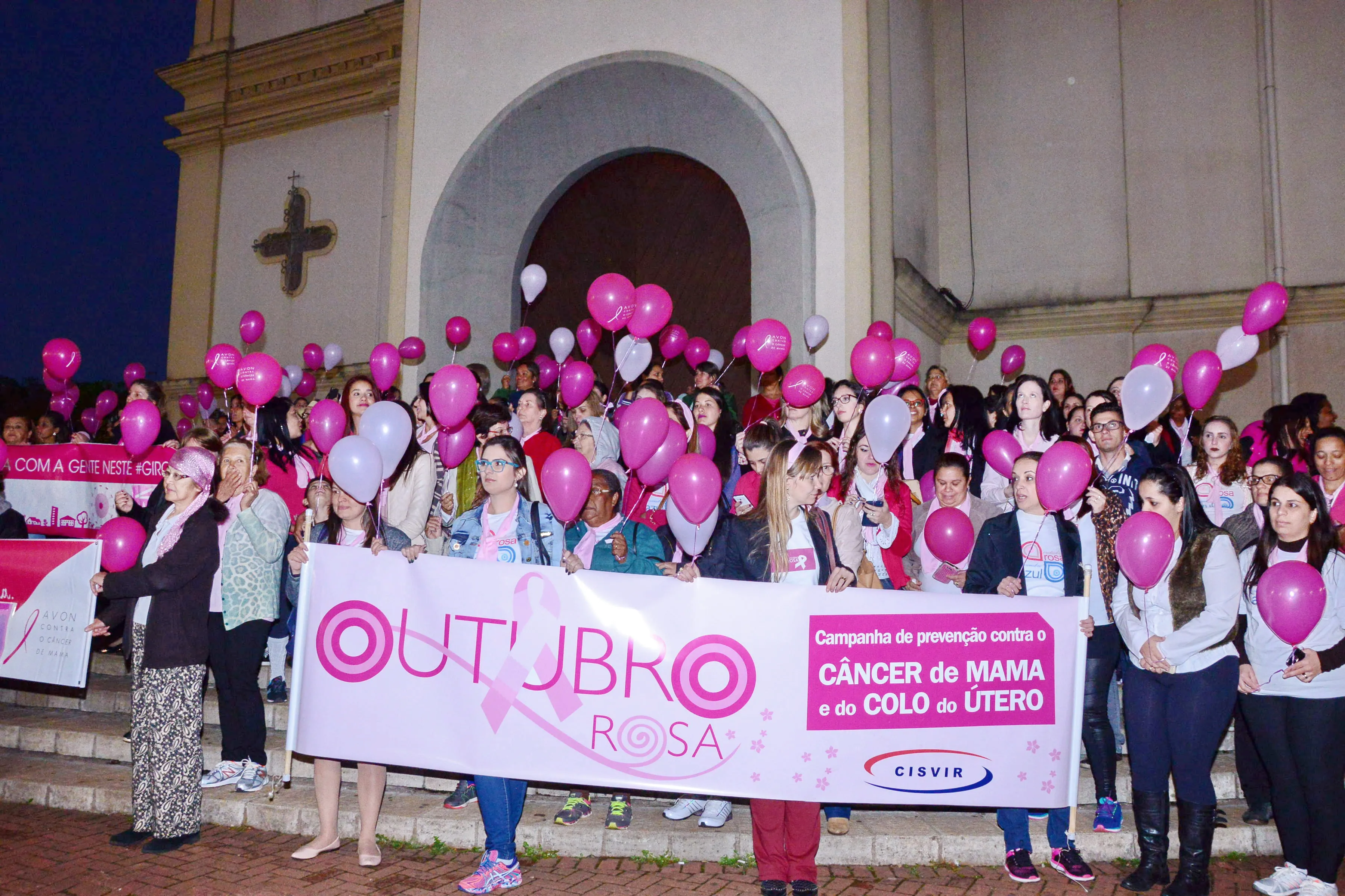 Mulheres caminham pela conscientização do câncer de mama em Apucarana