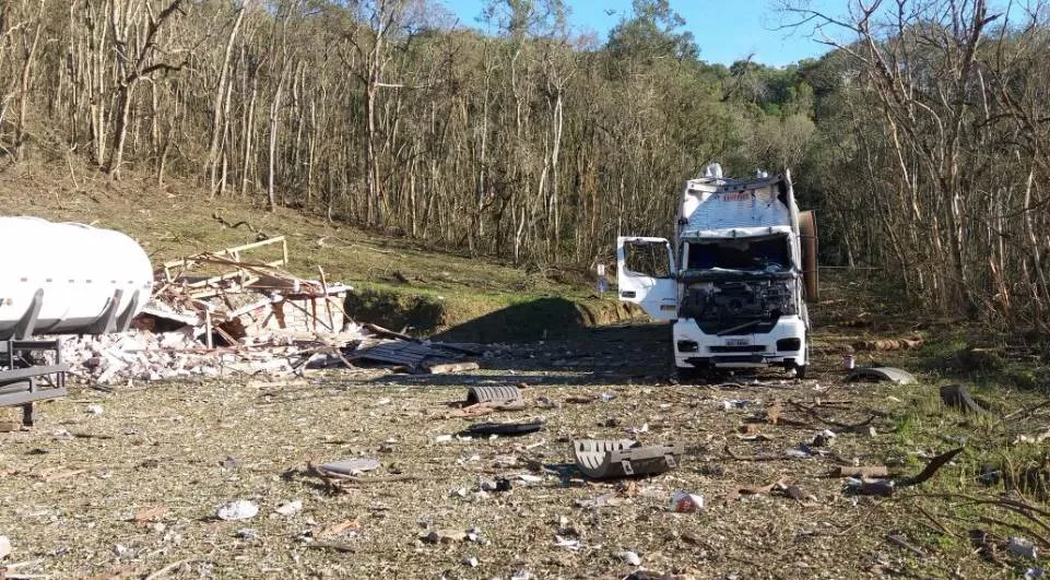 Polícia e Exército retiram 60 toneladas de dinamite em área de fábrica que explodiu no PR