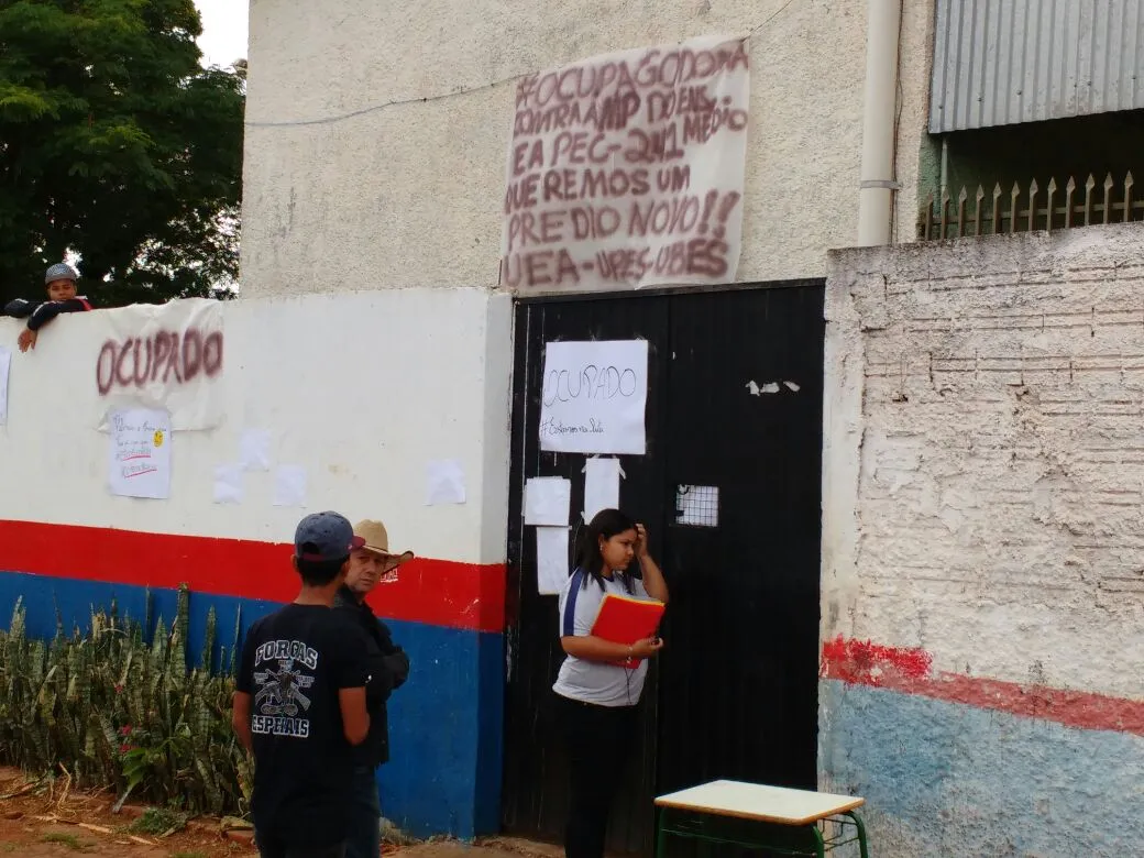 Alunos ocupam colégio estadual na Vila Reis em Apucarana