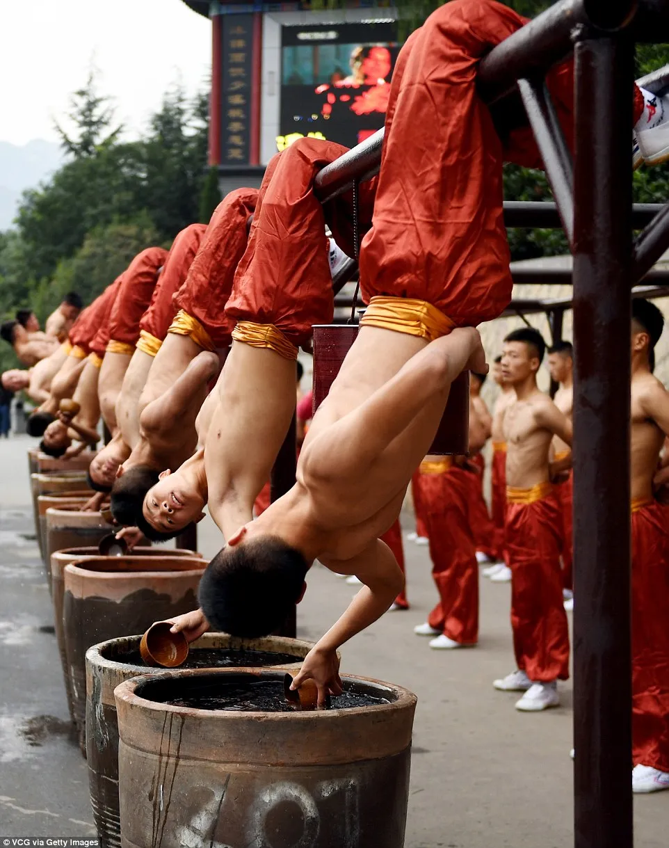 Atletas de 73 países dão espetáculo  em festival de arte marcial na China