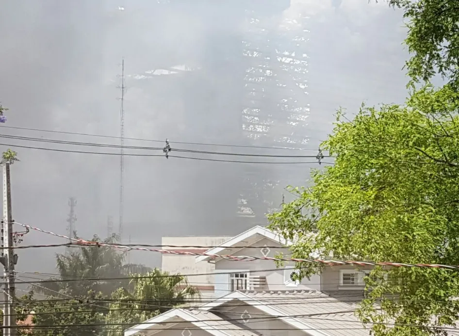 Fumaça de incêndio em barracão cobre bairros da zona norte da cidade