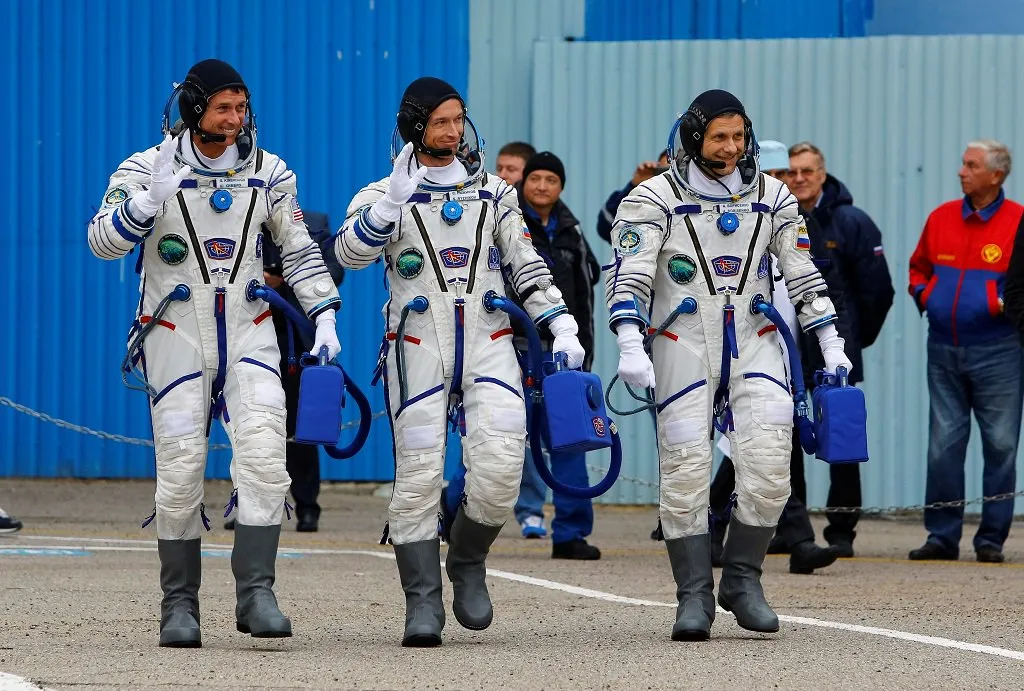 Com nova tripulação, Rússia lança foguete Soyuz