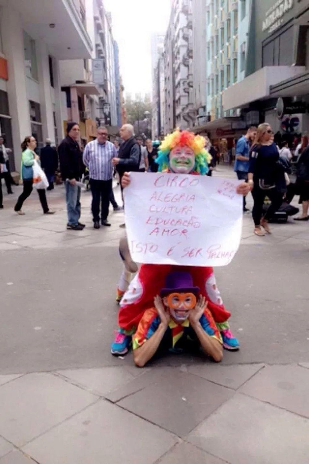  Palhaços do Bem protestam contra brincadeiras macabras para assustar pessoas