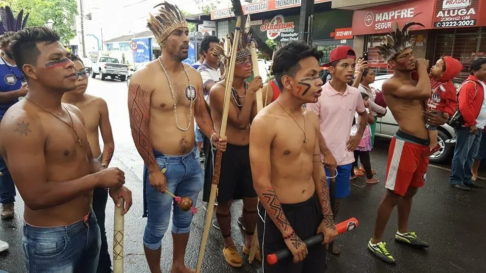 Escritório do ministro Ricardo Barros é invadido por 200 índios em Maringá