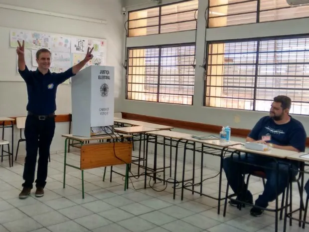 Candidatos a prefeito votam pela manhã em Maringá