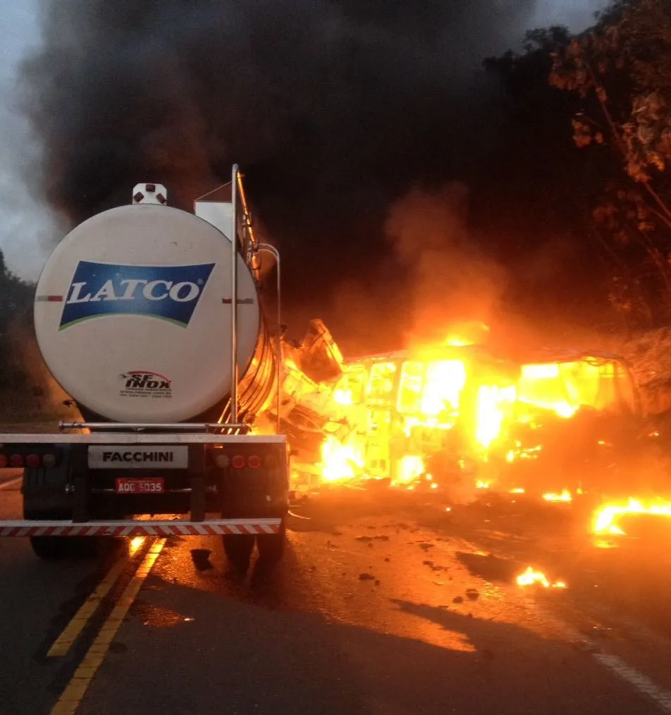 Pelo menos 20 pessoas morrem carbonizadas em acidente entre ônibus e caminhão-tanque no PR