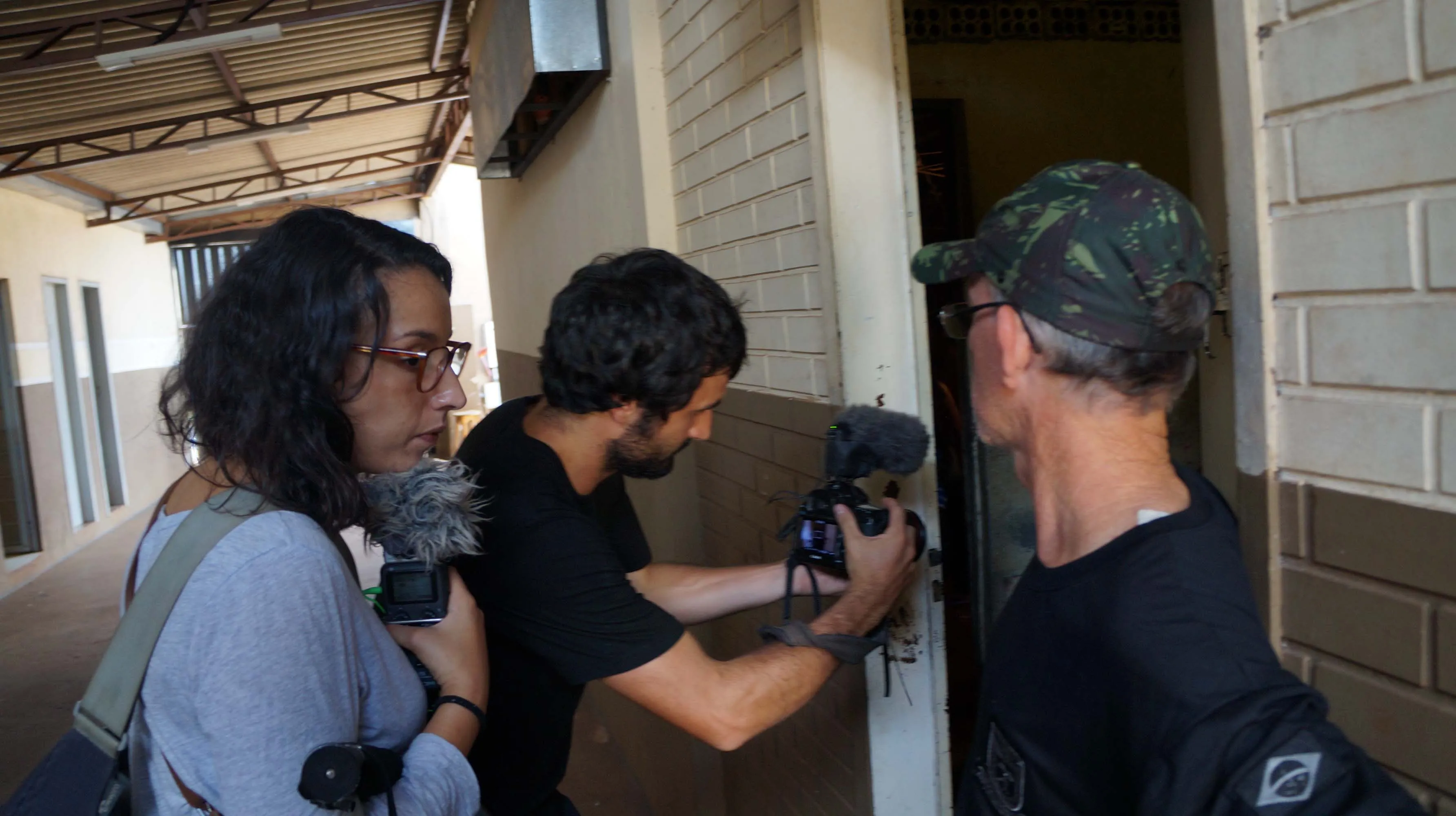 Jornalistas franceses filmam cadeia pública de Ivaiporã para documentário