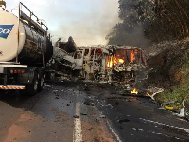 Caminhoneiro causou acidente com 21 mortos no PR, aponta perícia