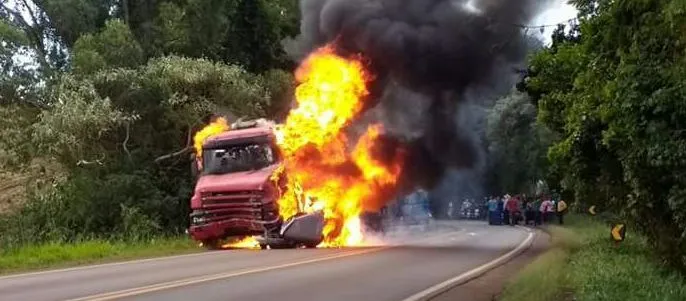 Motorista morre carbonizado após colisão no Paraná; veja vídeo