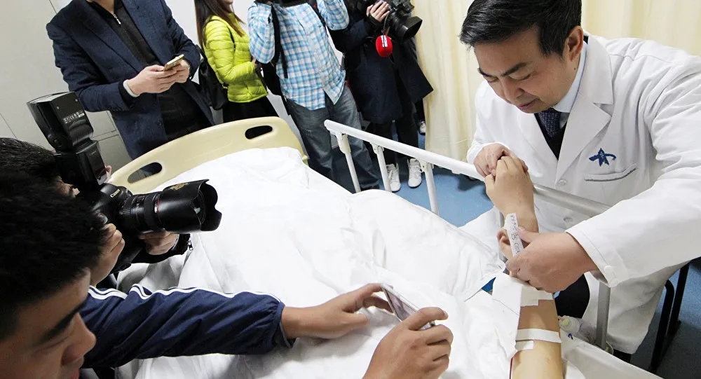 Médico implanta orelha no braço de chinês após acidente 