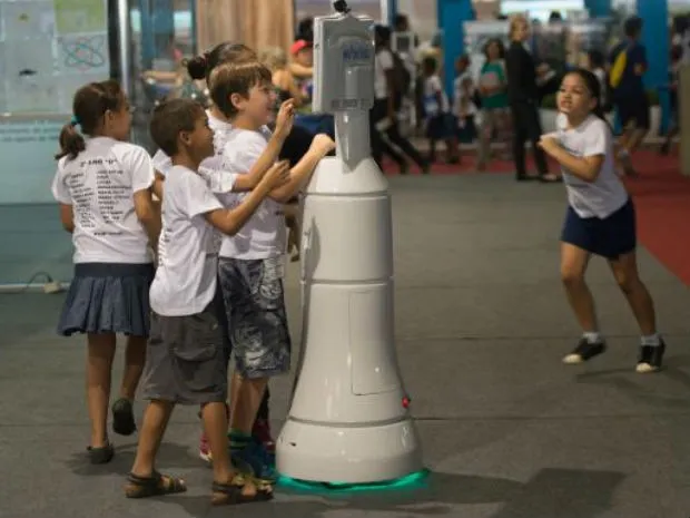 Robô criado por engenheiro do PR auxilia em cirurgias e faz a alegria das crianças
