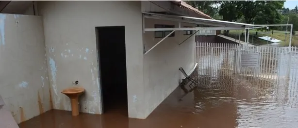 Chuva forte atinge Paraná e deixa regiões alagadas