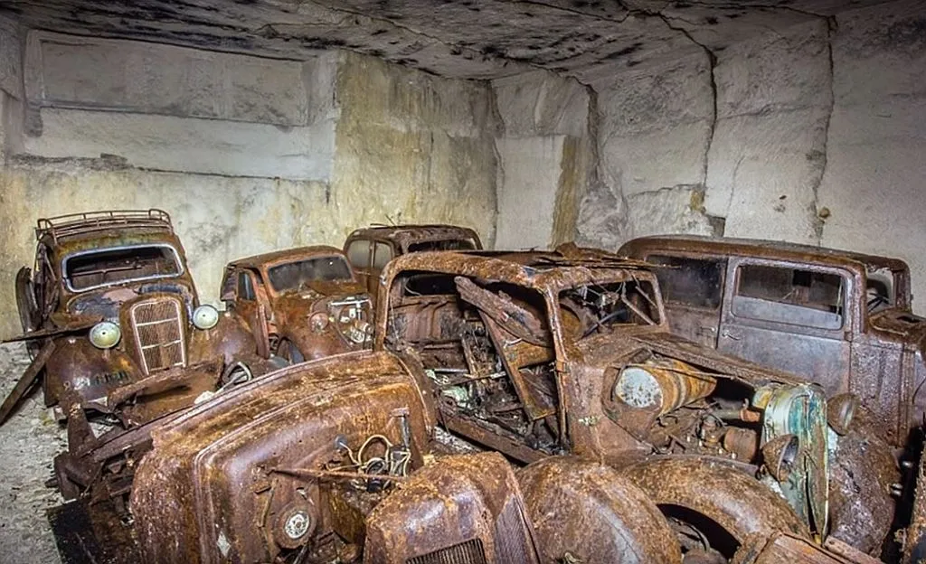 Carros clássicos da década de 30 são achados em pedreira na França