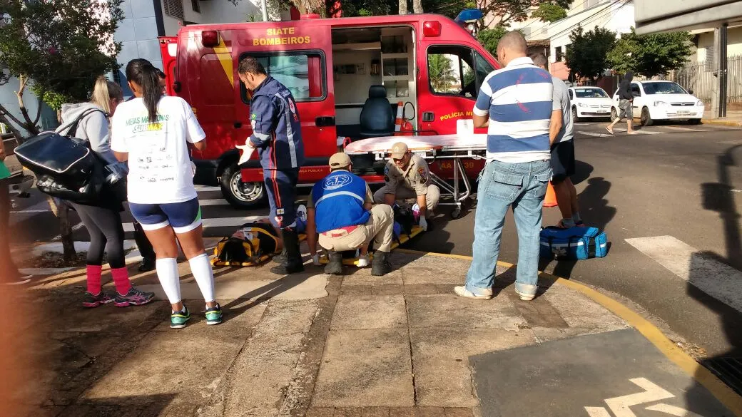 Acidente entre carro e moto deixa duas pessoas feridas no centro de Apucarana