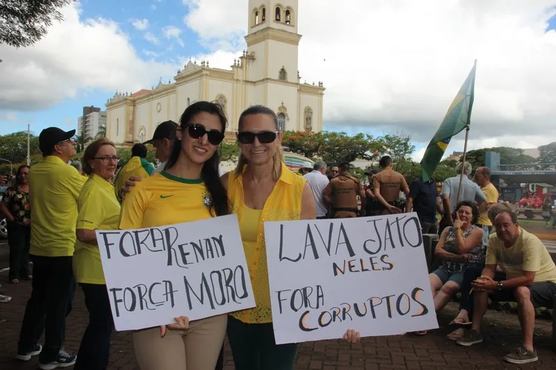 Manifestos contra a corrupção ocorrem em várias cidades do Paraná