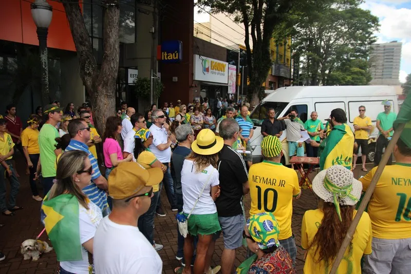 Manifestos contra a corrupção ocorrem em várias cidades do Paraná