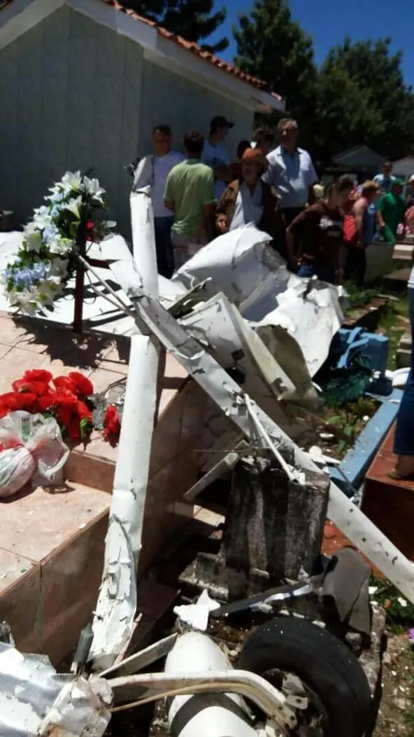 Avião cai em cemitério de cidade do PR e deixa pelo menos um morto