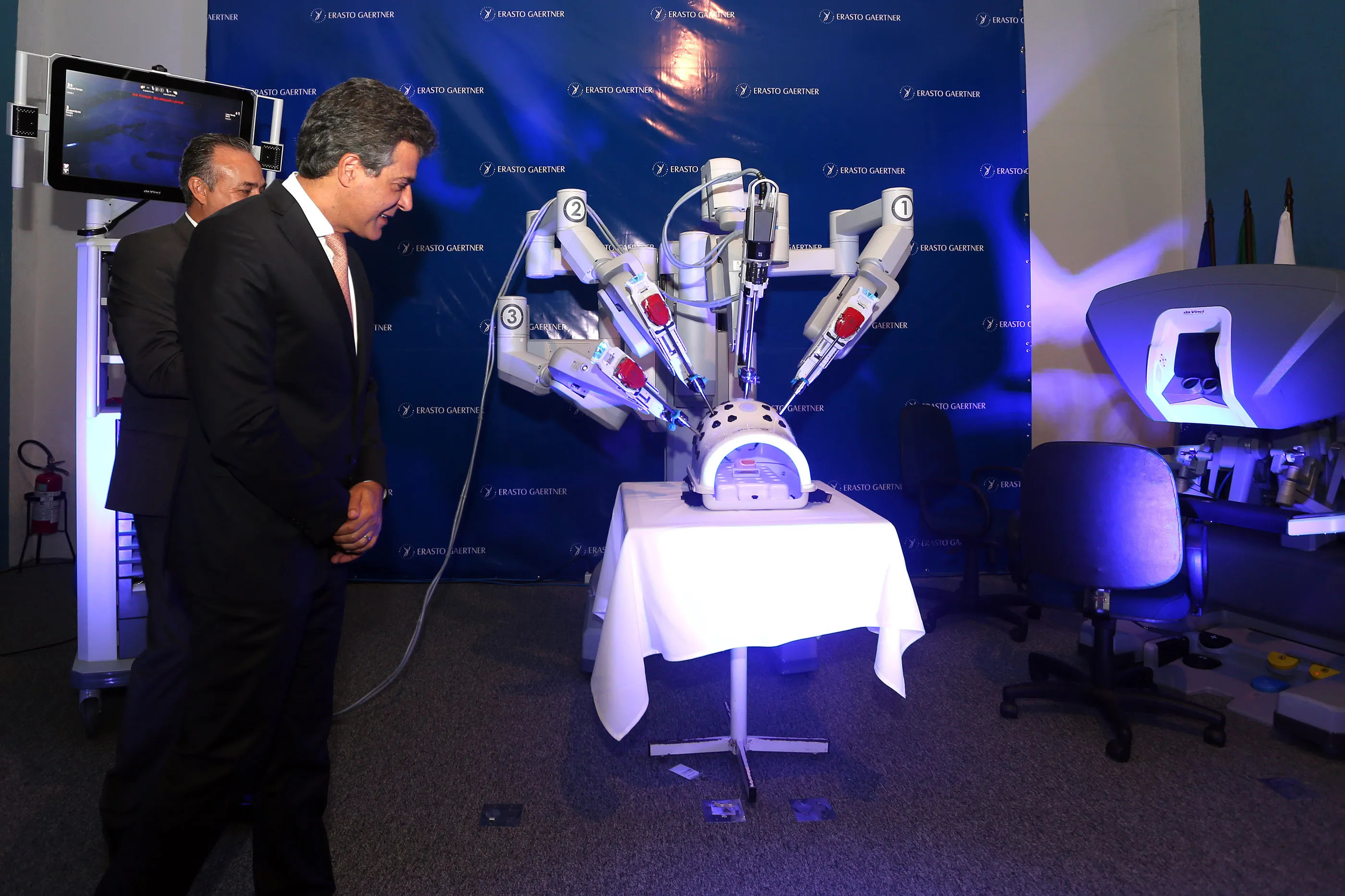 Primeiro robô cirurgião do Paraná vai reduzir riscos em procedimentos