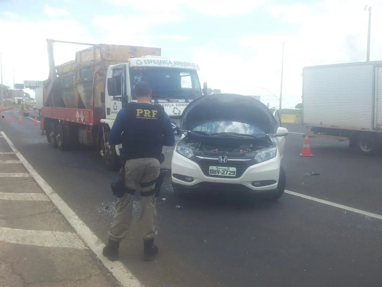 Acidente entre carro e caminhão deixa duas pessoas feridas em Arapongas