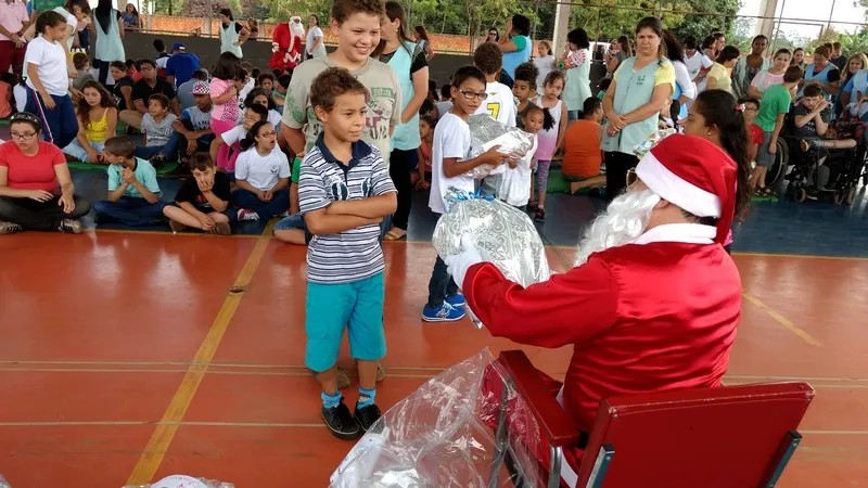 Papai Noel radical salta de paraquedas e distribui presentes na Apae de Apucarana