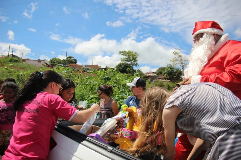 Papai Noel de academia distribui cestas básicas, panetones e brinquedos para 200 famílias