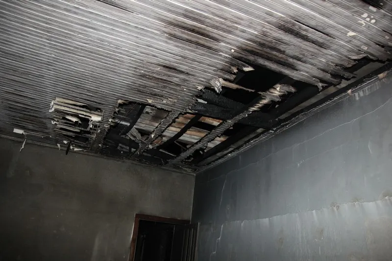 Bombeiros debelam incêndio em pensão no centro de Apucarana