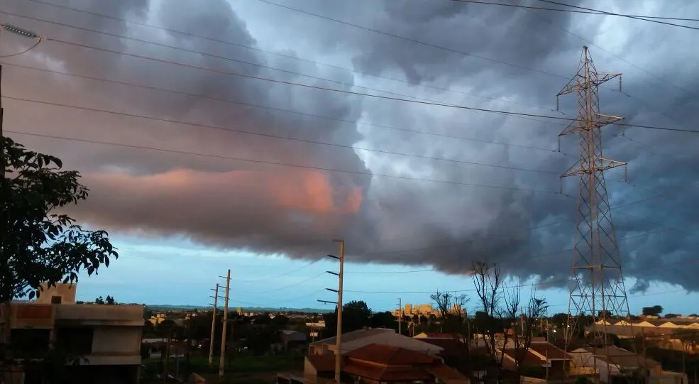 Fotos de nuvem funil em Londrina circulam na internet