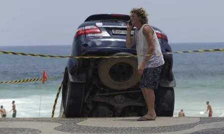 Carro de filho de Marcello Novaes e Letícia Spiller cai em praia do Rio
