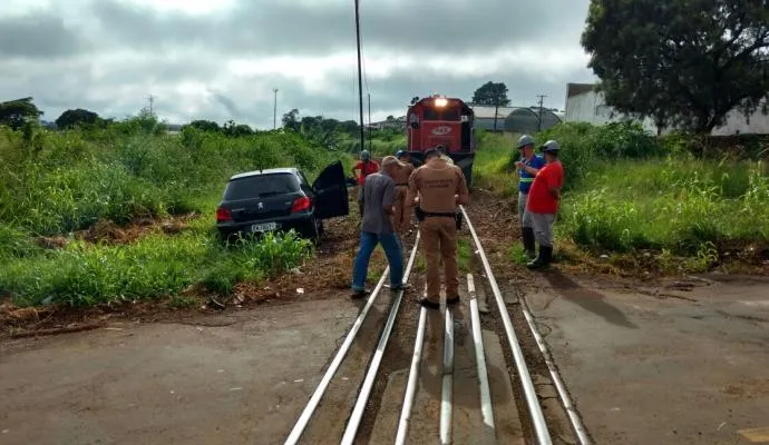 Acidente entre carro e trem é registrado nesta manhã em Apucarana