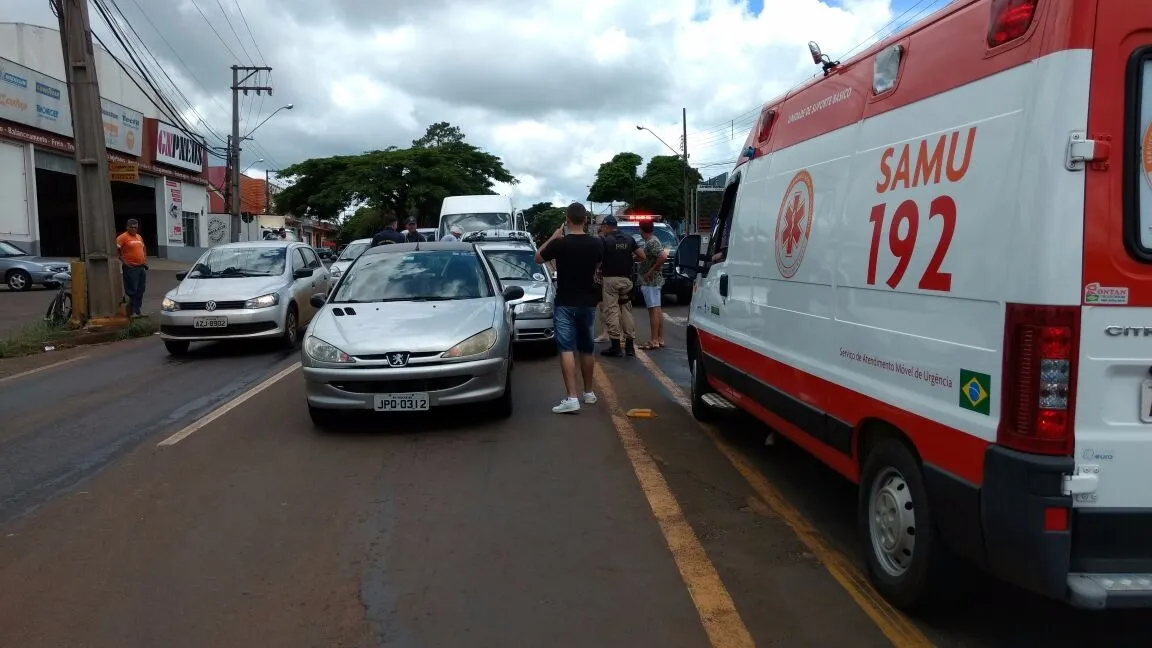 Engavetamento entre quatro veículos deixa duas pessoas feridas em Apucarana