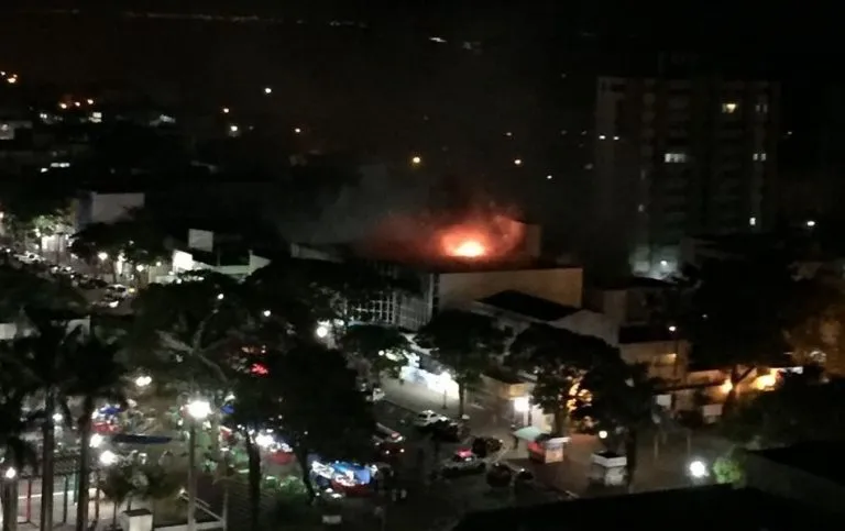 Após 14 horas, Bombeiros ainda fazem rescaldo em prédio da CEF atingido por incêndio em Apucarana