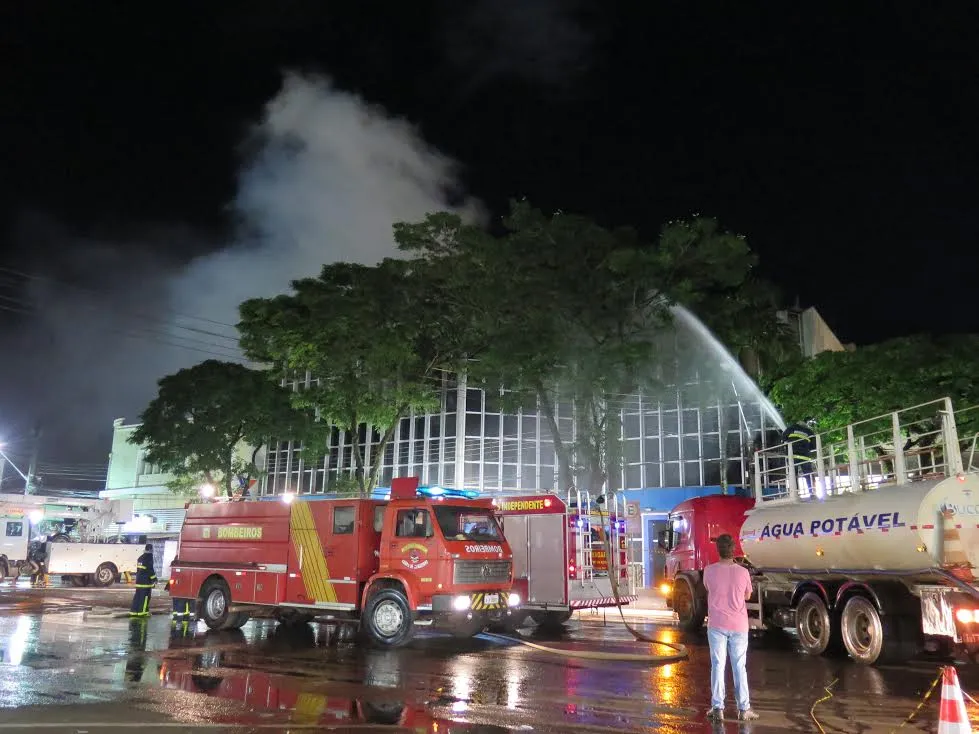 Após 14 horas, Bombeiros ainda fazem rescaldo em prédio da CEF atingido por incêndio em Apucarana