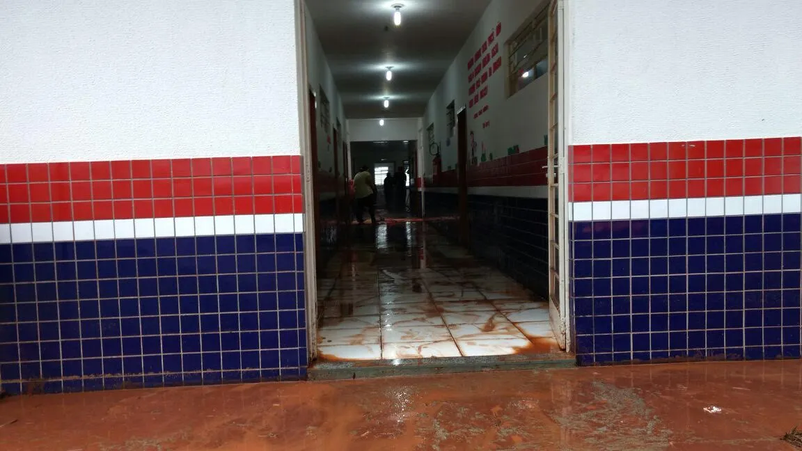 Chuva provoca alagamento de creche recém reformada e residência em Apucarana