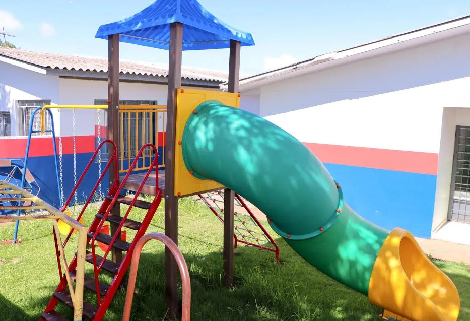 Escolas municipais ganham novos parques infantis 