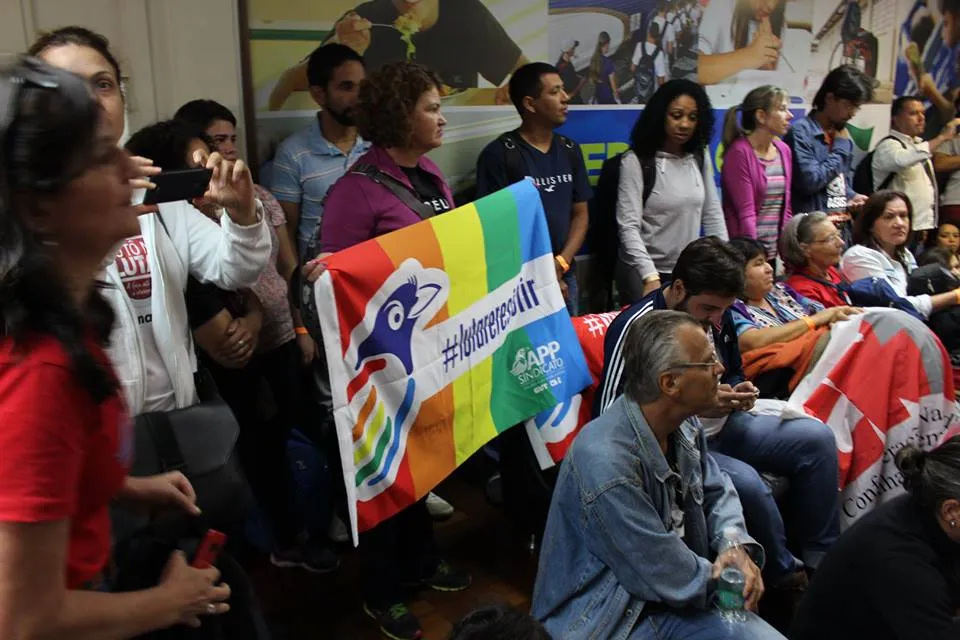Professores ocupam a Seed em Curitiba para protestar contra resolução do governo