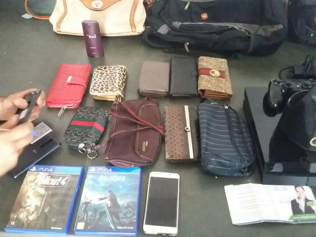 Rapaz com tornozeleira eletrônica é preso com diversos produtos furtados