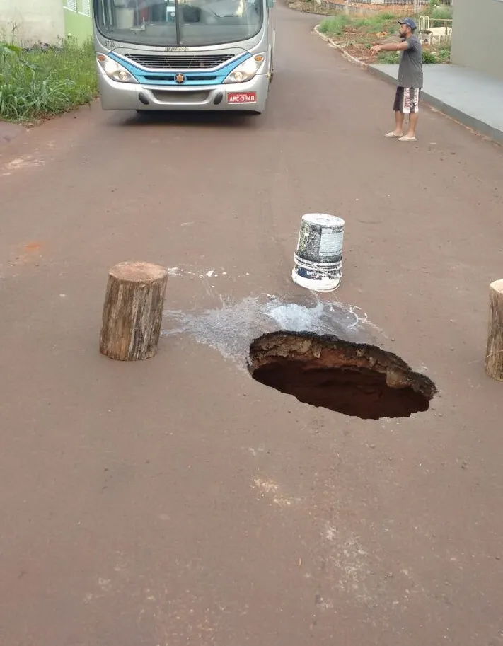 Morador reclama de buraco em rua de Apucarana; prefeitura providencia reparo