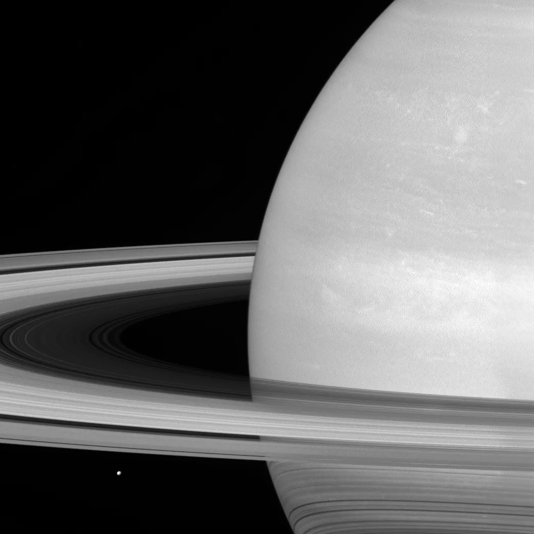 NASA divulga fotos tiradas por sonda que demorou 7 anos para chegar em Saturno
