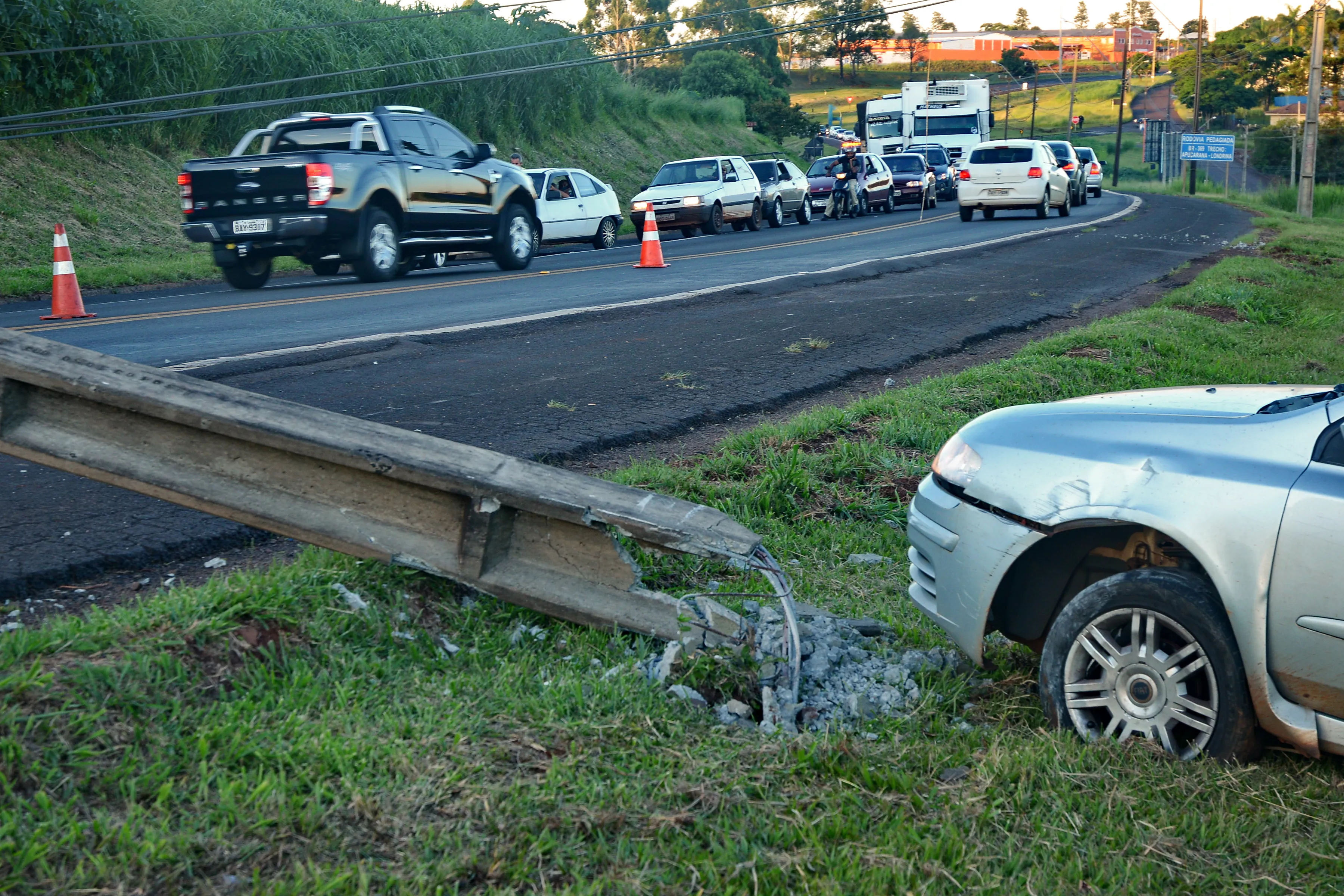 Motorista derruba poste ao fugir de blitz da PRF no Paraná 