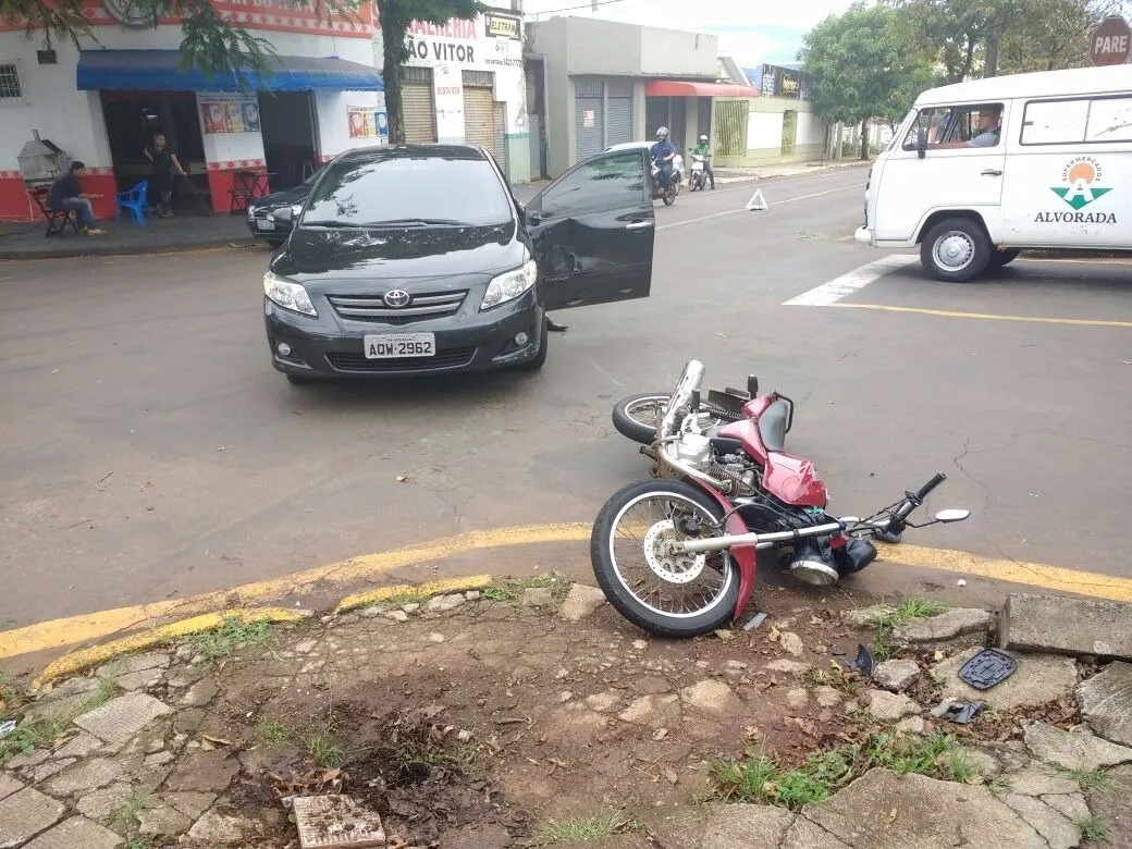 Acidente entre carro e moto deixa duas pessoas feridas em Apucarana