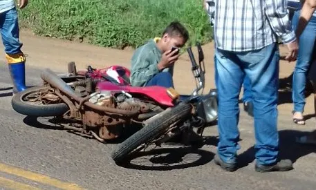 Acidente entre caminhonete e moto deixa jovem ferido em Jardim Alegre 