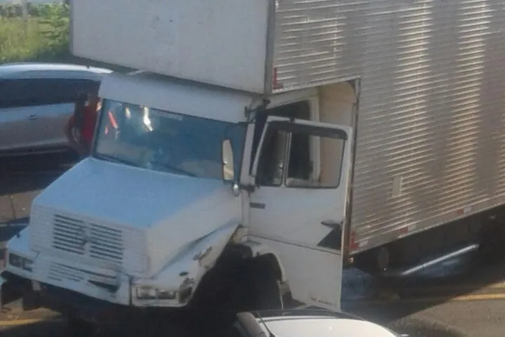 Motorista morre em colisão com caminhão na PR-444 em Mandaguari