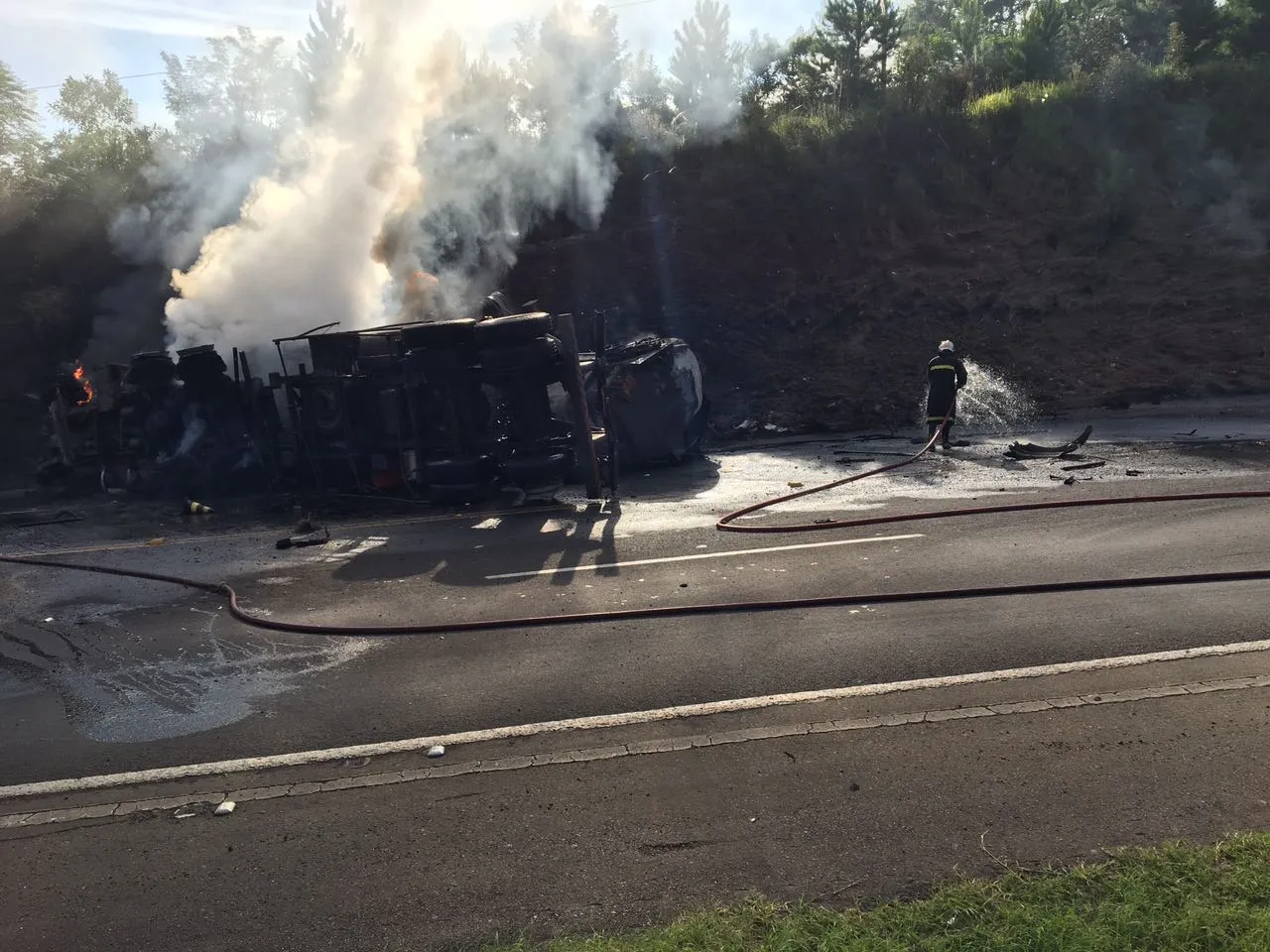 Ônibus e caminhão carregado de combustível pegam fogo em acidente na Serra do Cadeado 