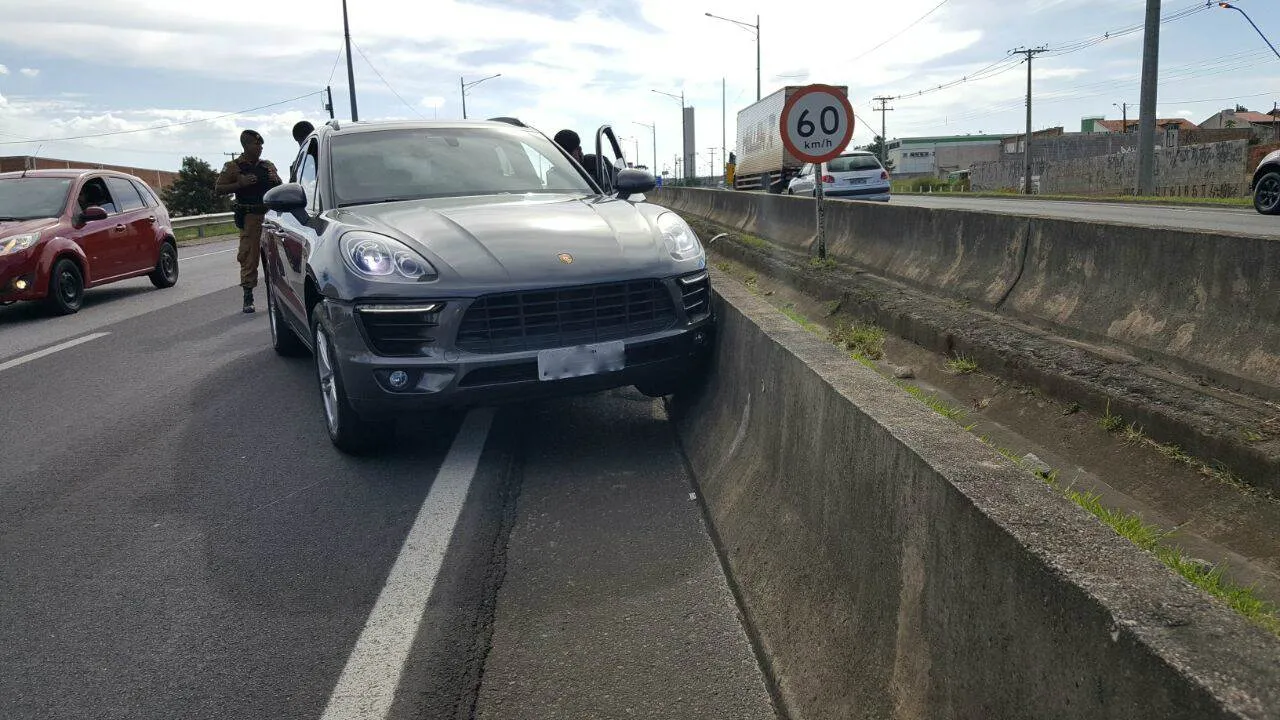 Assaltantes sofrem acidente após roubar Porsche em Curitiba