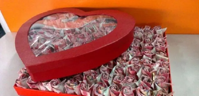 Chinês pede namorada em casamento com 999 rosas feitas de dinheiro